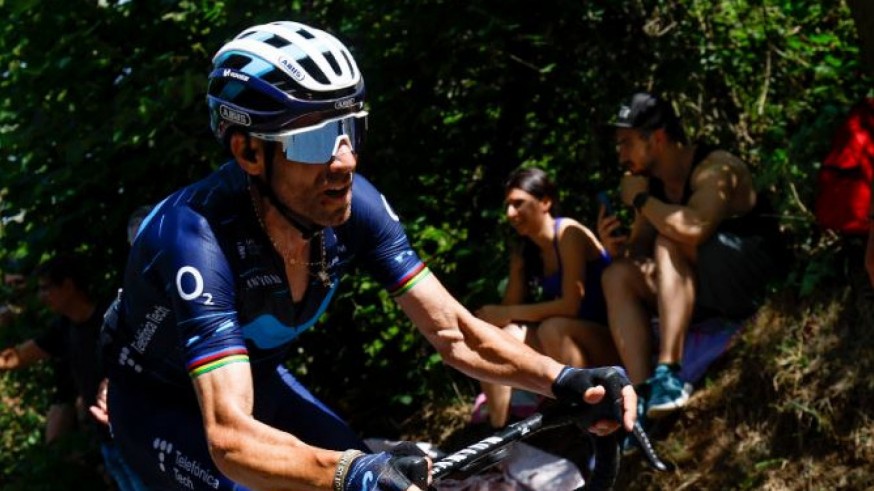 Alejandro Valverde cede ocho minutos tras sufrir un problema mecánico en el Giro