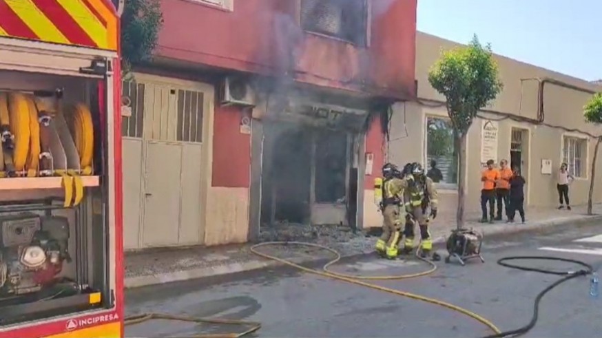 Herido un hombre por quemaduras durante el incendio en un local comercial en Yecla