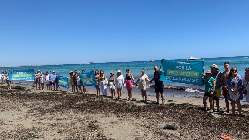 Cadena humana en Cabo de Palos para luchar contra el derribo de casas de la costa