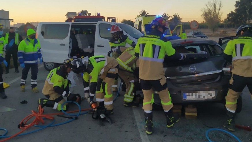 Muere el ocupante de un turismo en un choque contra una furgoneta en Lorca