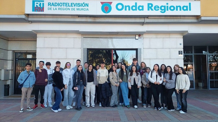 Lucía Hernández conversa con alumnos del IES María Magdalena de Ceutí que han visitado hoy Onda Regional de Murcia