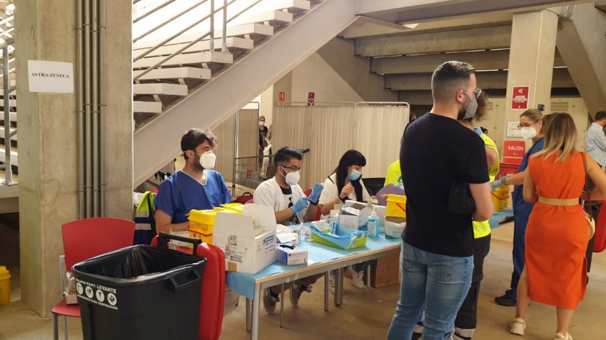 Vacunación en el estadio Enrique Roca de Murcia este martes.