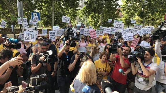 Inés Madrigal atiende a los medios a su llegada a la Audiencia Provincial de Madrid
