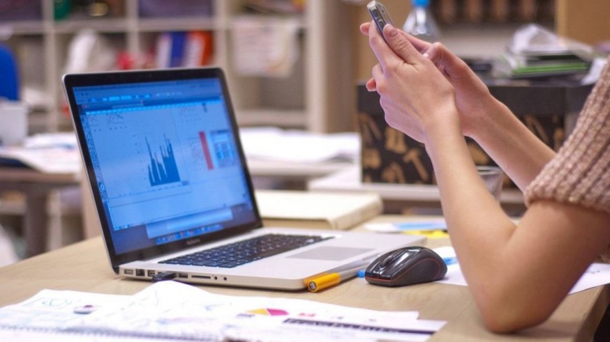 Los empleos tecnológicos adelantan por primera vez a los de menor cualificación 