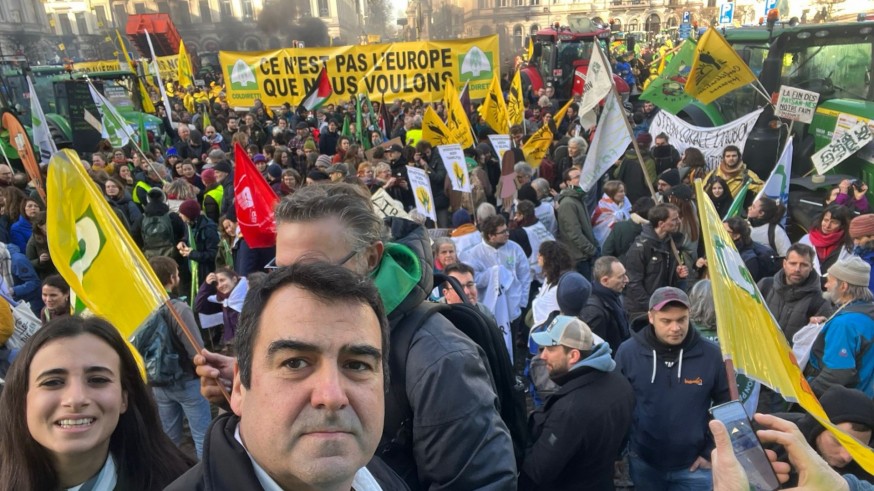 Un millar de tractores bloquean Bruselas para reclamar apoyos mientras se reúnen los líderes de la UE