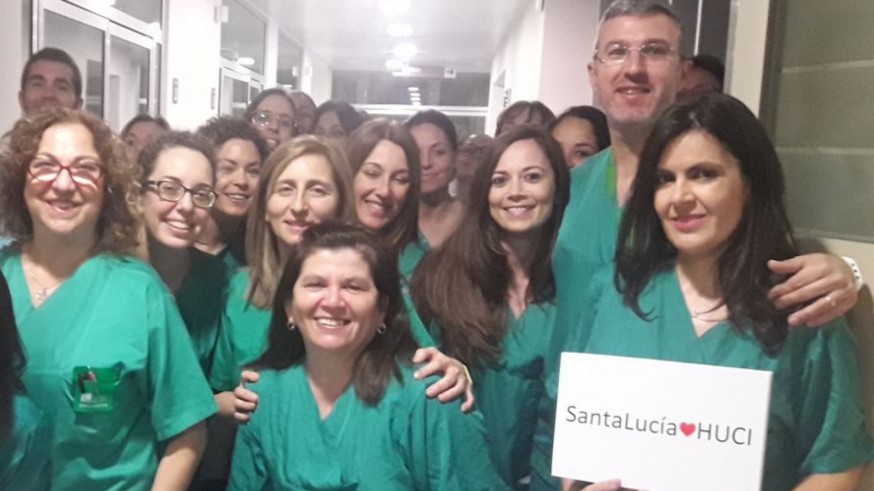 Parte del personal de la UCI del Hospital Santa Lucía. Foto: Twitter