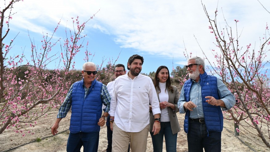 López Miras elogia en Cieza las frutas de hueso que empezarán a recolectarse a mediados de abril