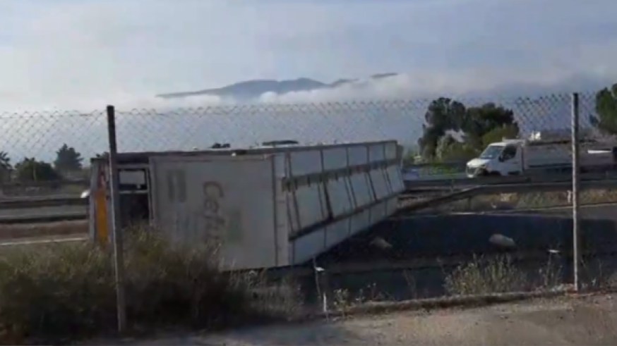 Un camión que transportaba cerdos vuelca en la autovía de Lorca