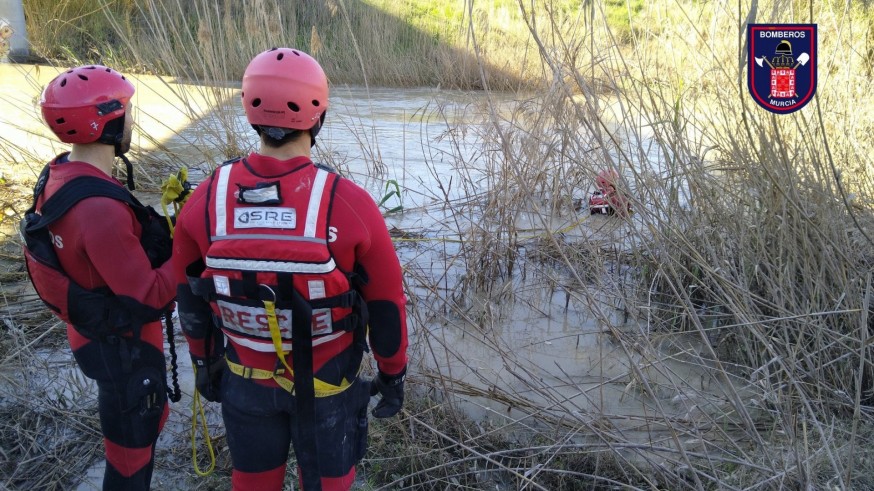 Al menos dos testimonios aseguran haber visto el cuerpo de un hombre en aguas del Segura