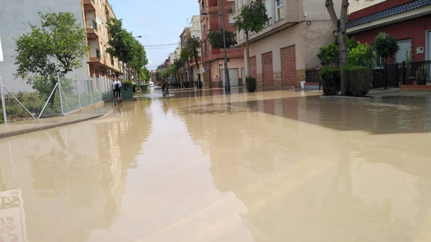 Calle principal de Beniel inundada por el agua