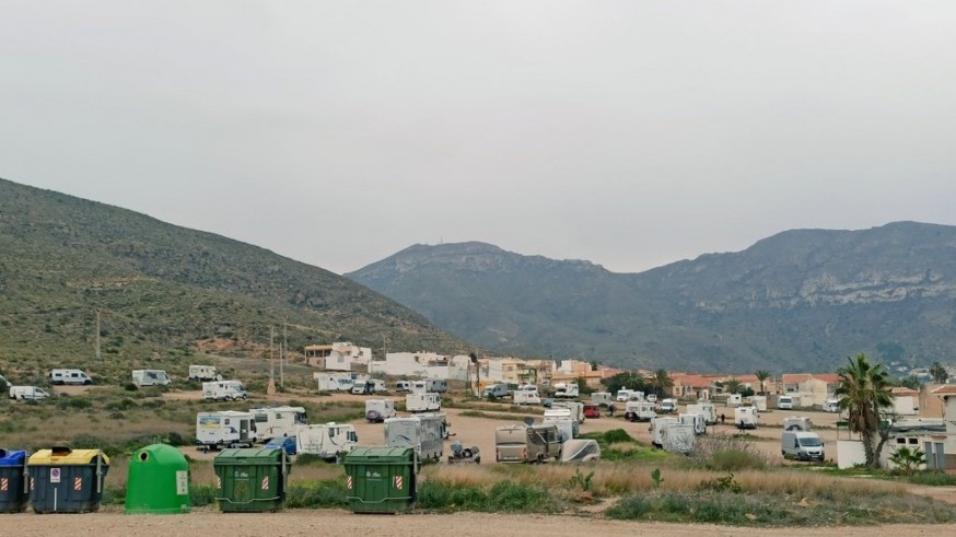 Asentamiento ilegal en La Azohía: consultorio médico en una caravana y el mar como depósito de aguas grises