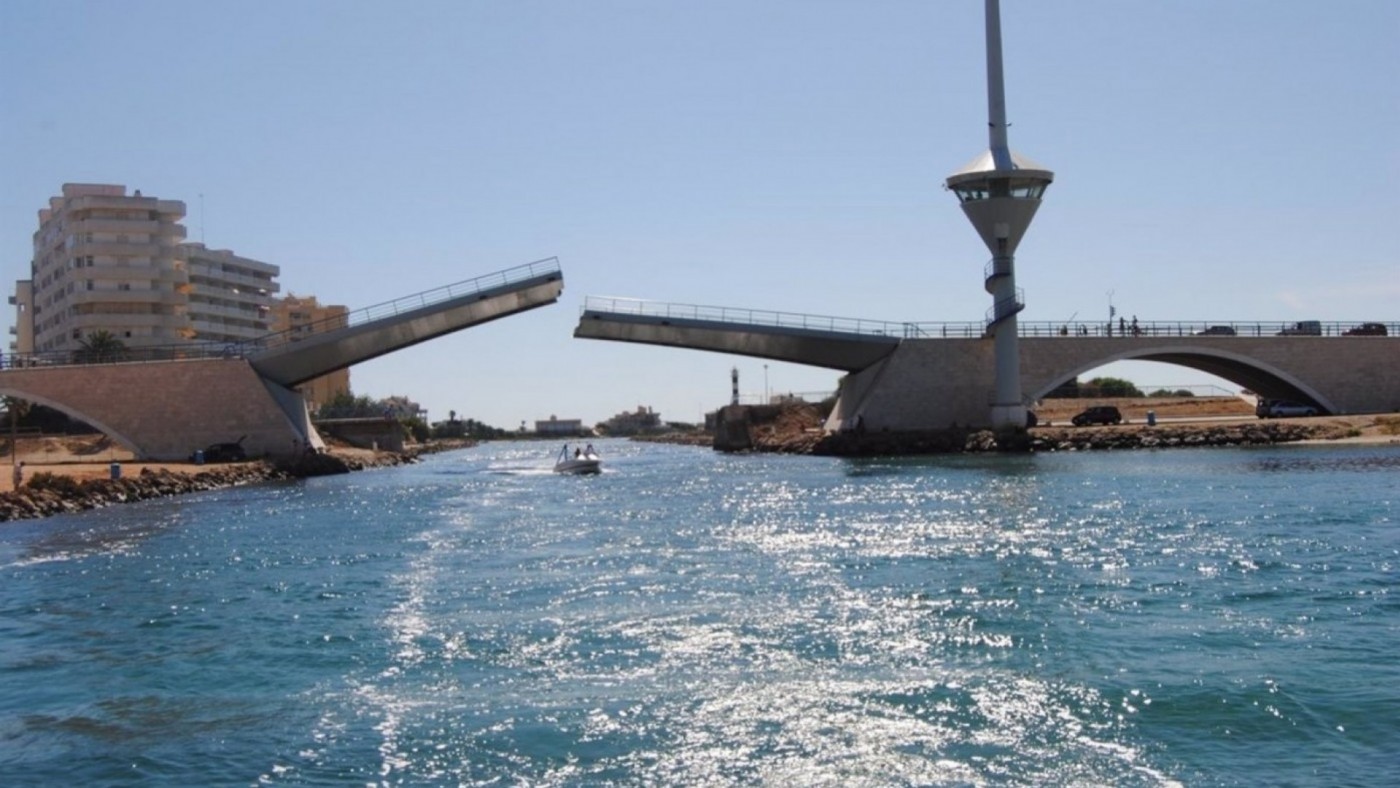 Una avería impide la apertura del puente del Estacio de La Manga durante 16 horas