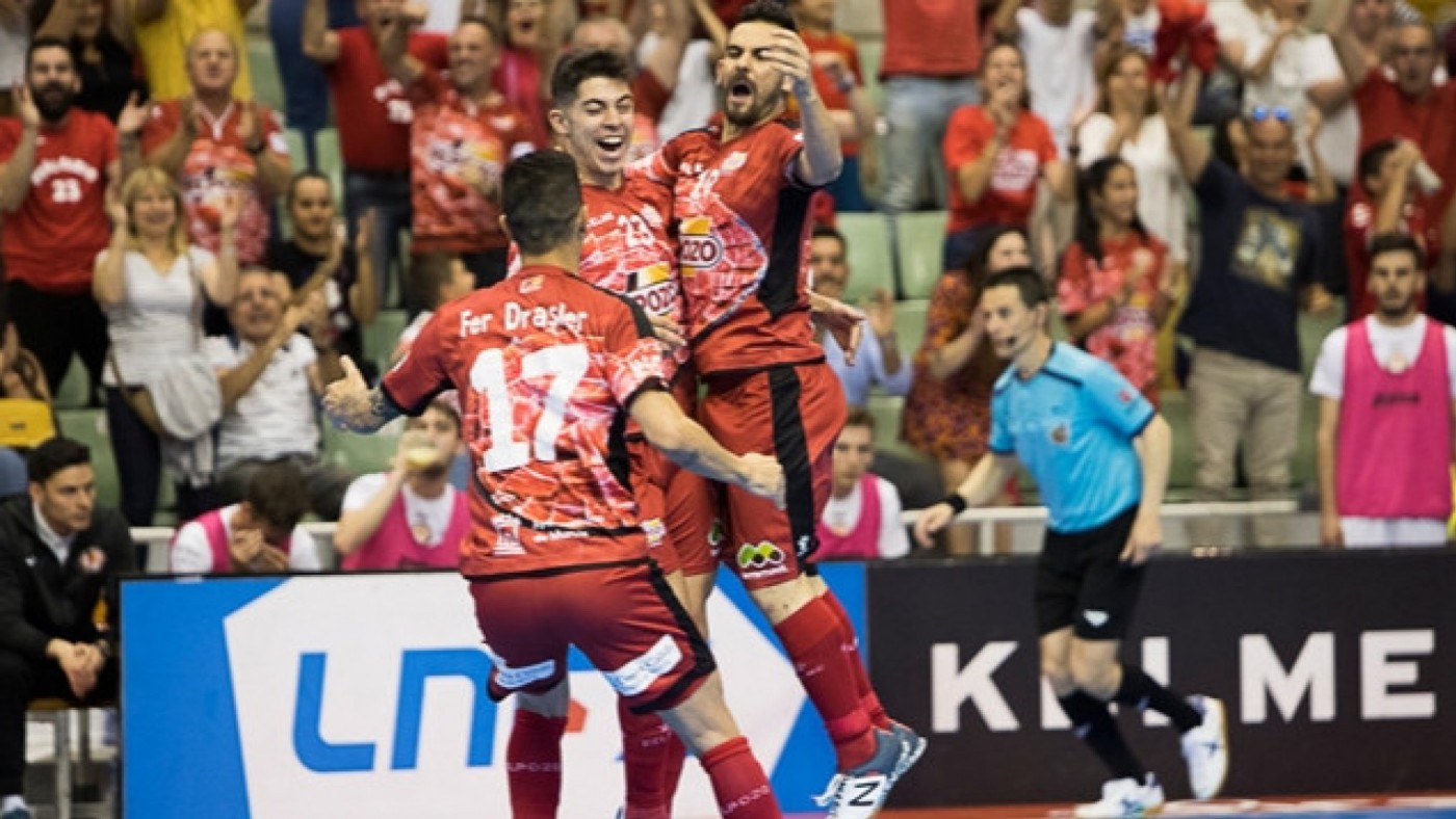 Darío celebra un gol con Drasler y Álex Yepes esta temporada. Foto: Pascu Méndez