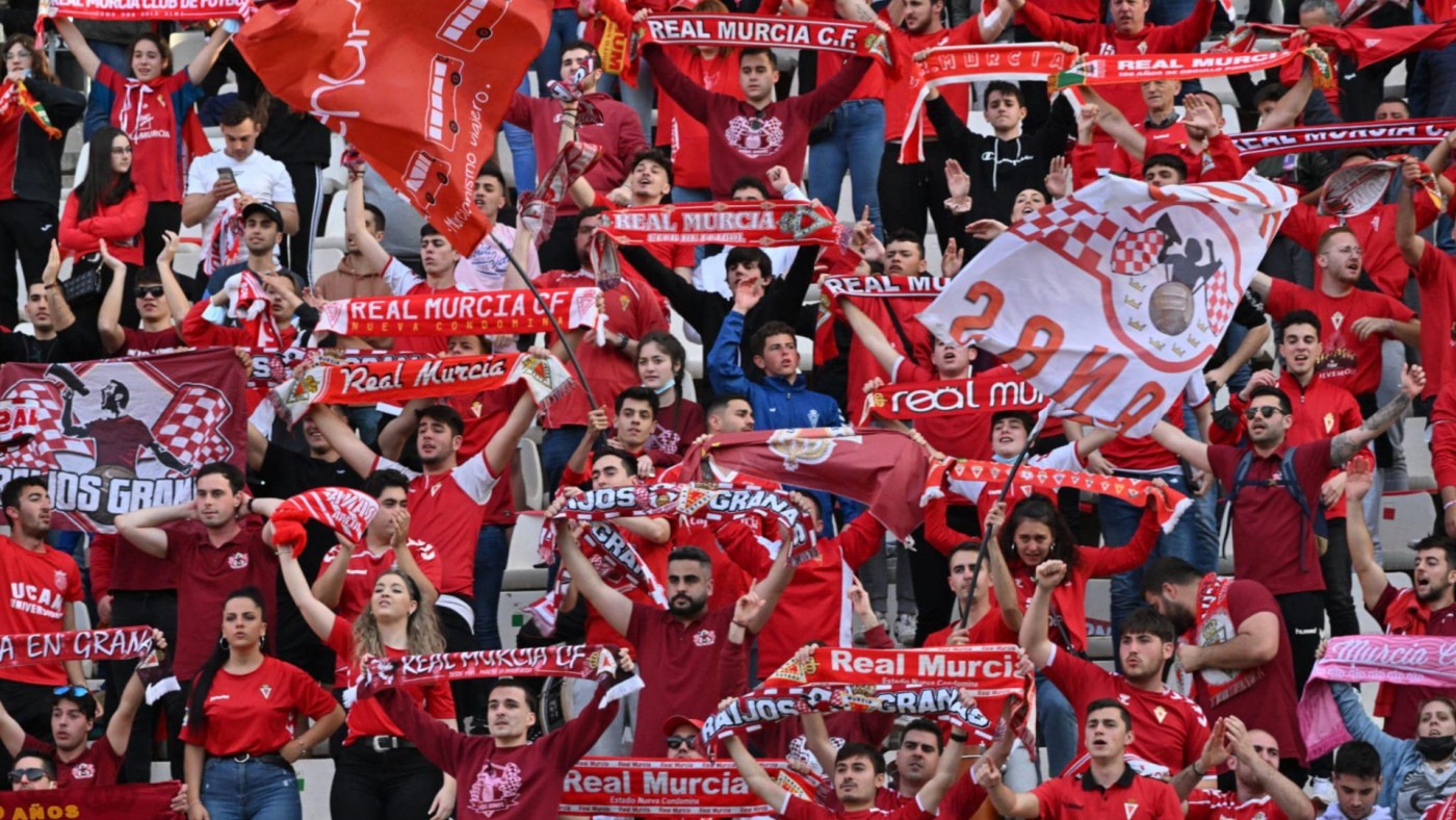 La afición del Murcia adelanta a siete estadios del fútbol profesional