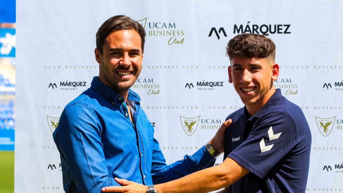 El UCAM CF presenta al delantero Albert Luque