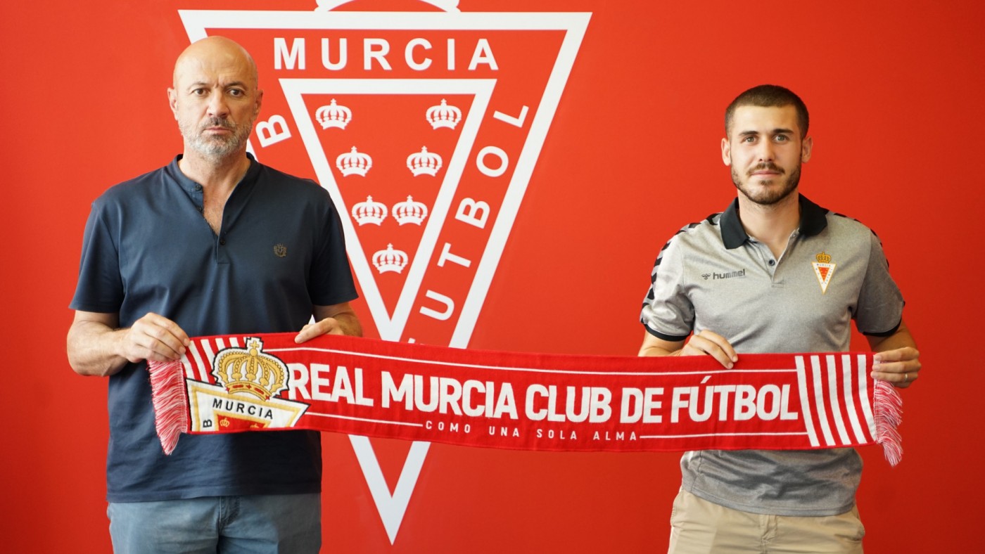 Manolo Molina (a la izquierda) cuando firmó el contrato Julio Gracia. Foto: Real Murcia