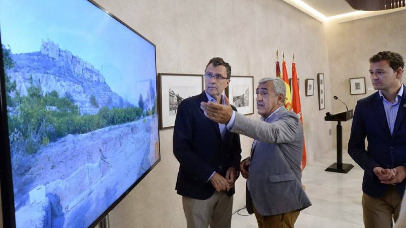 José Ballesta, alcalde de Murcia, observando los hallazgos. FOTO: AYUNTAMIENTO DE MURCIA