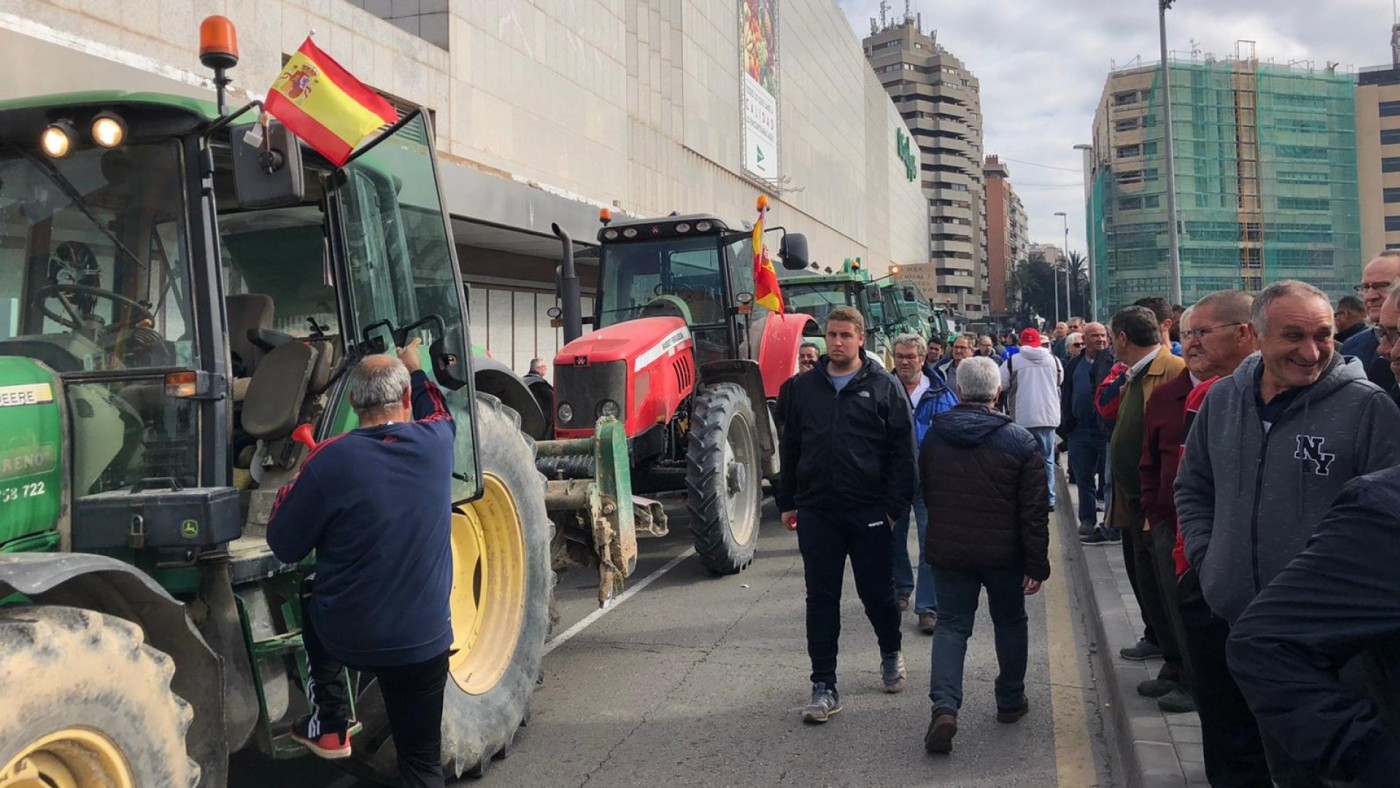 Planas convoca una reunión con ASAJA, COAG y UPA para intentar frenar las protestas de los agricultores