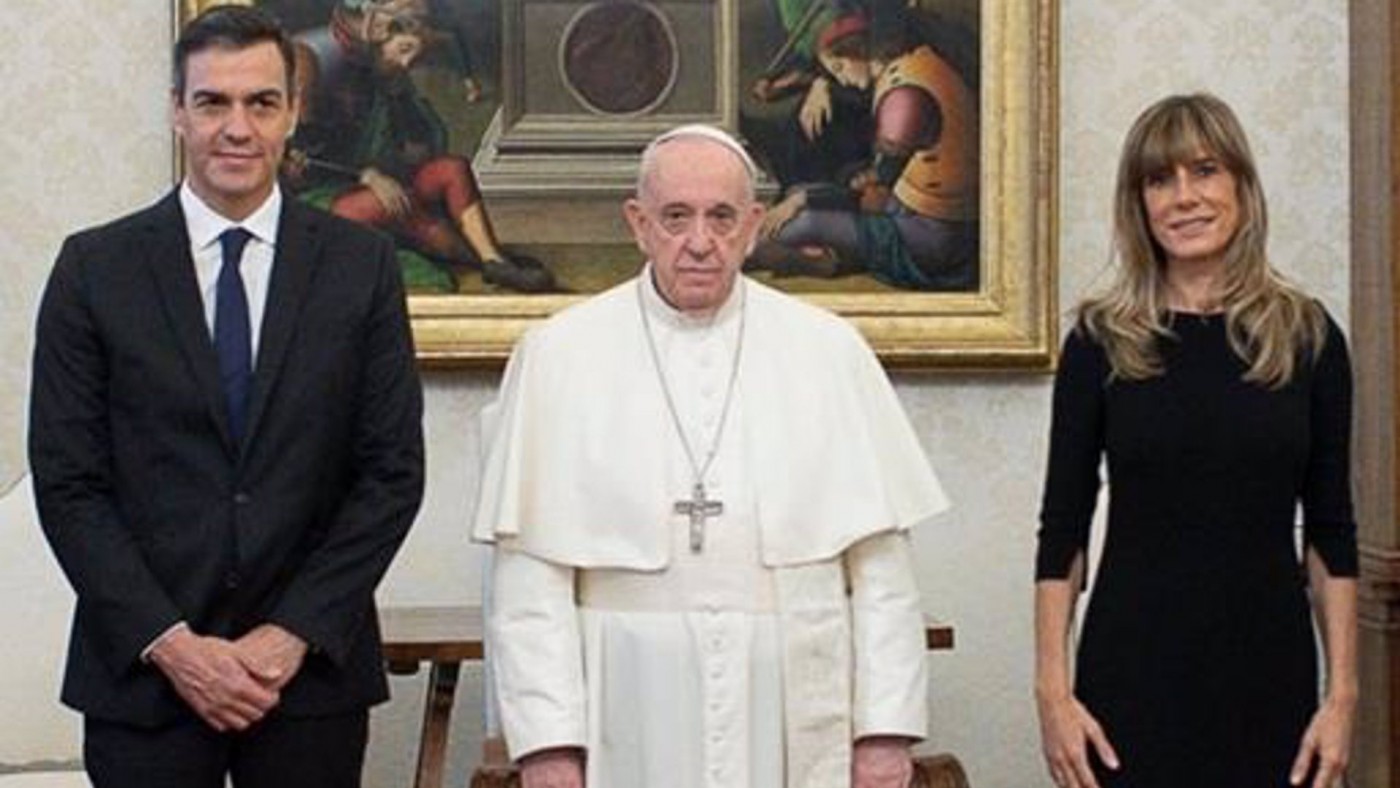 Sánchez, se ha reunido por primera vez con el Papa Francisco, en el Vaticano, acompañado por su esposa Begoña Gómez.