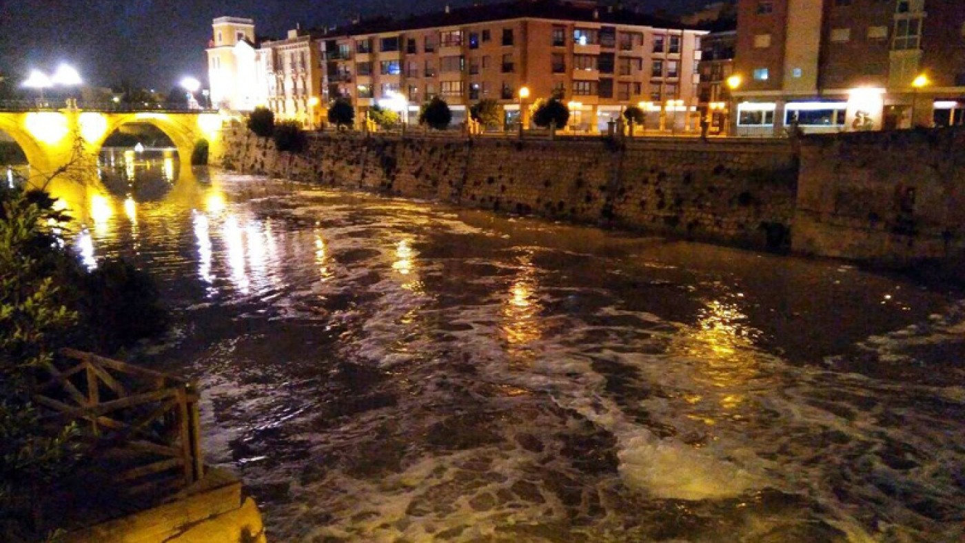 Espuma en el río Segura a su paso por Murcia este domingo