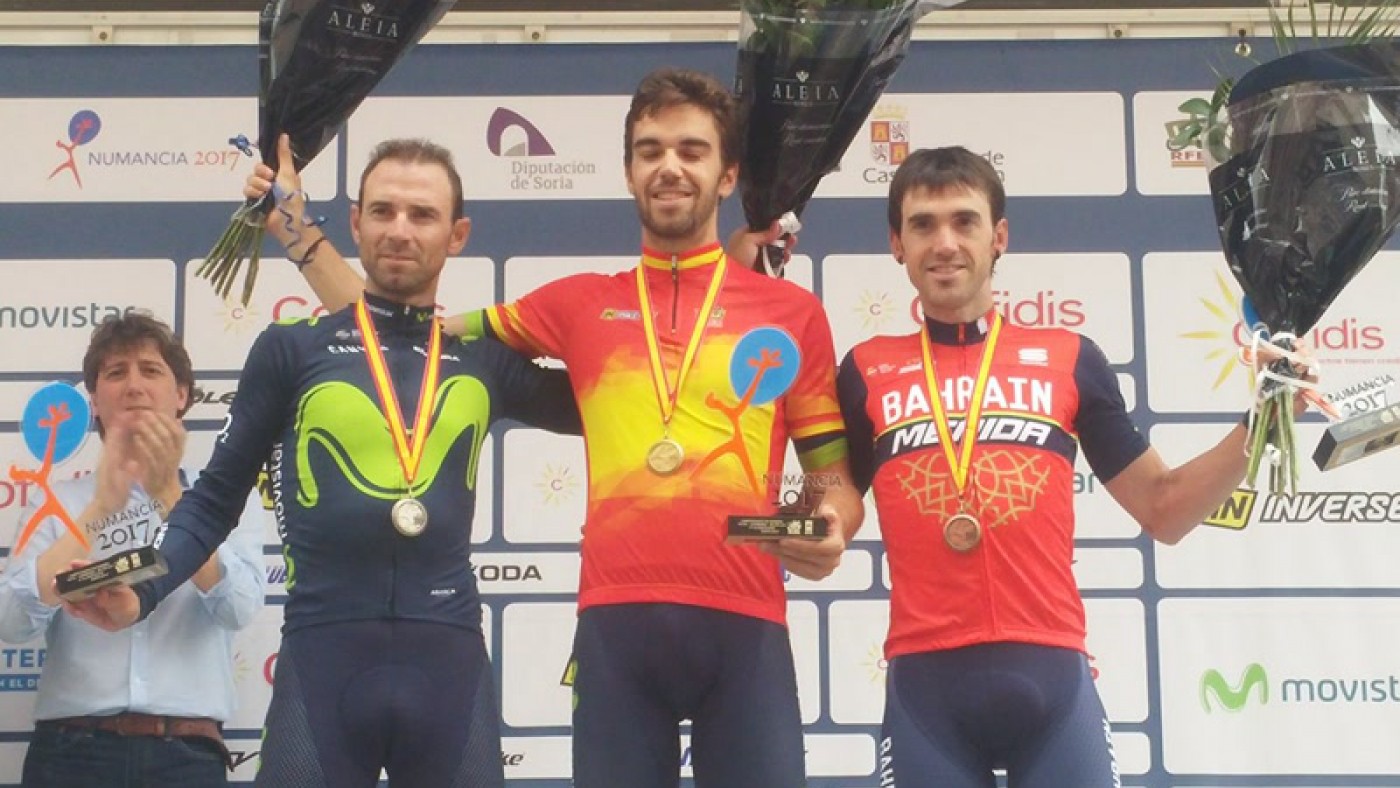Valverde en el podio podio con Herrada e Izagirre
