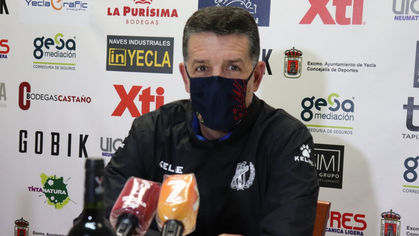 Alejandro Sandroni, técnico del Yeclano