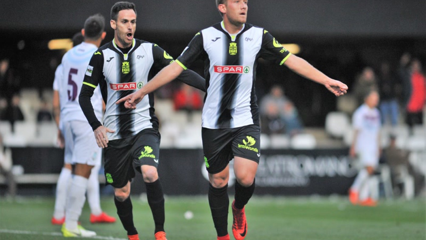 Rubén Cruz e Isaac Aketxe celebran un gol