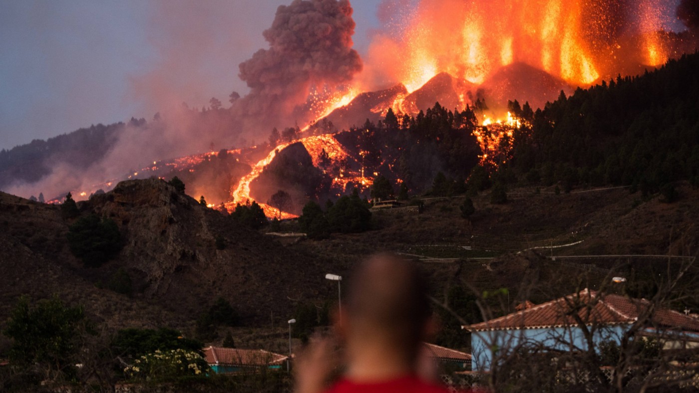 Un vecino de la zona fotografía la erupción del volcán.