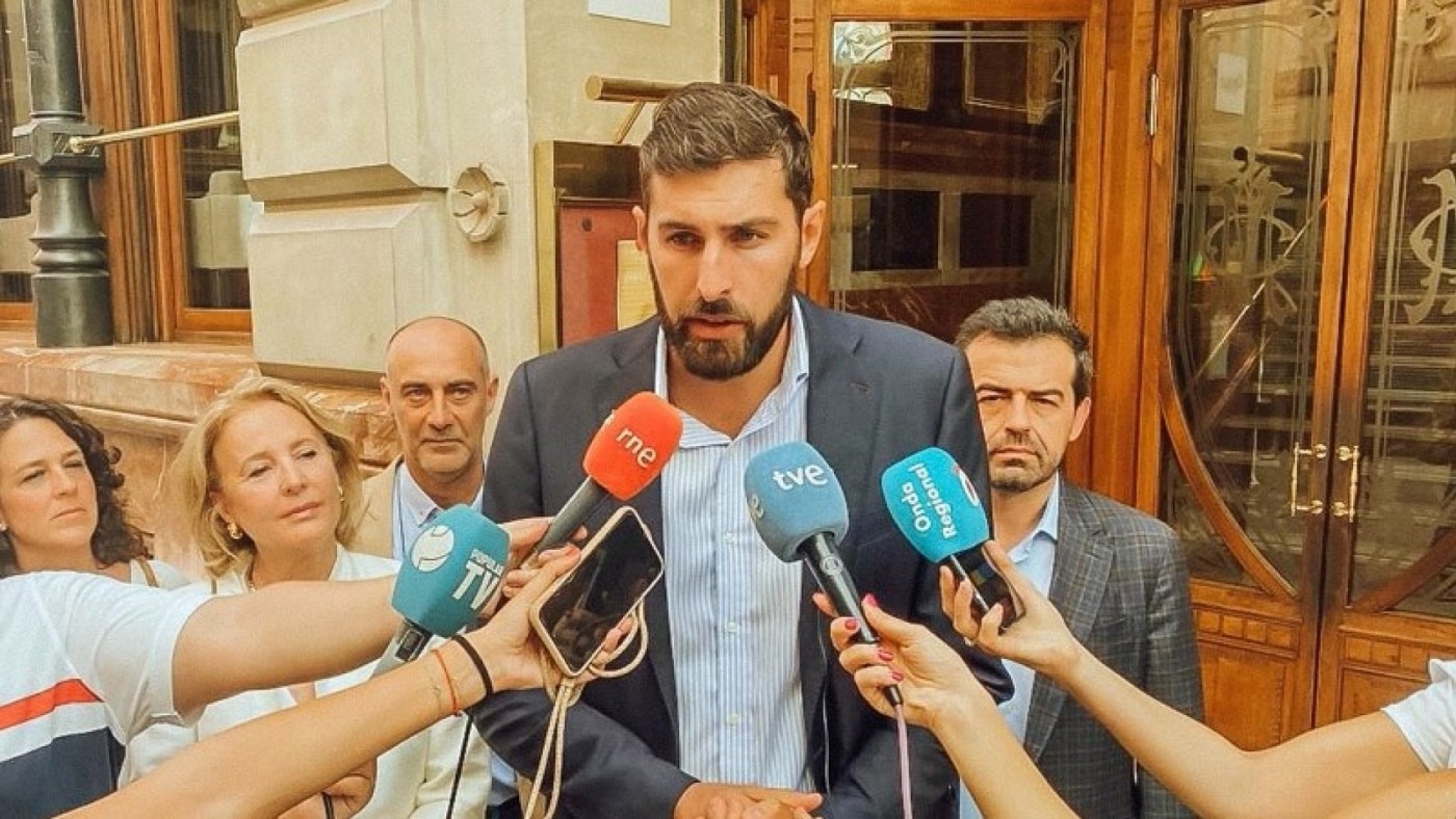 VOX mantiene su postura en la Región independiente del apoyo a la investidura de Feijóo