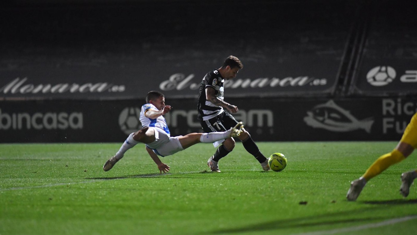 Rubén Castro dispara en la jugada que supuso el gol del Cartagena