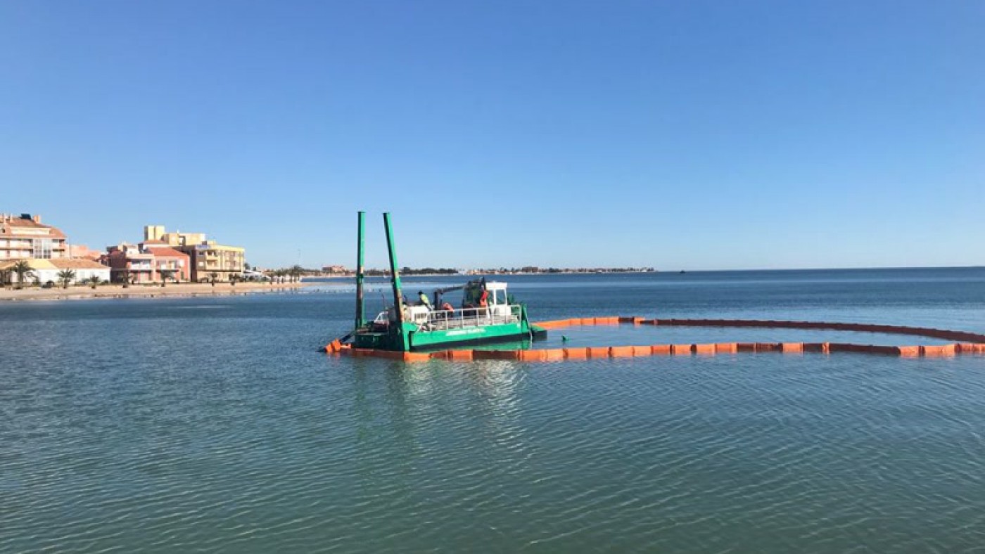 Extracción de lodos en el Mar Menor