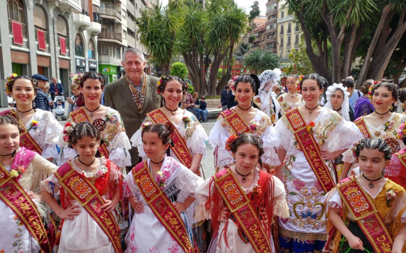 Miguel Massotti con las damas de las reinas mayor e infantil