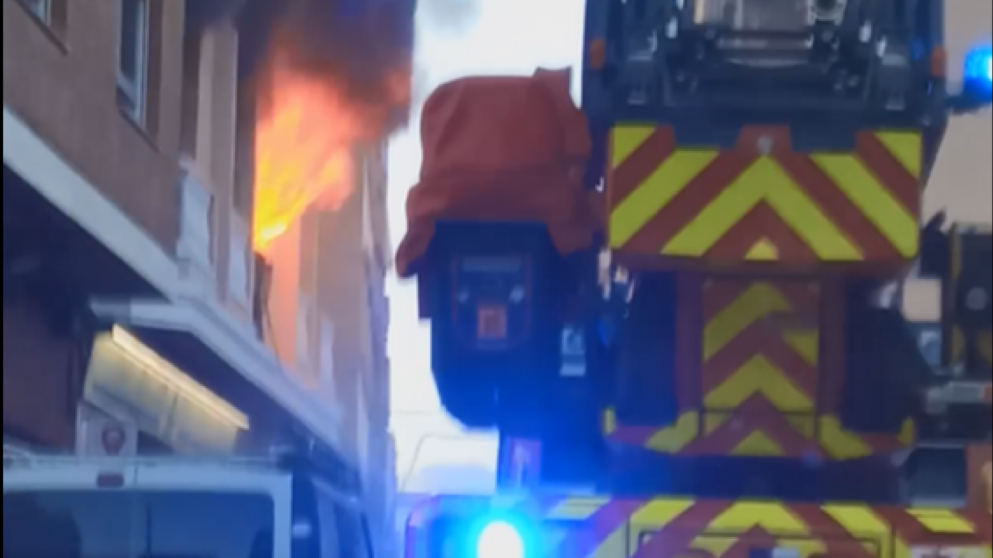 Trasladan al hospital a una mujer por inhalación de humo en un incendio en el Cabezo de Torres