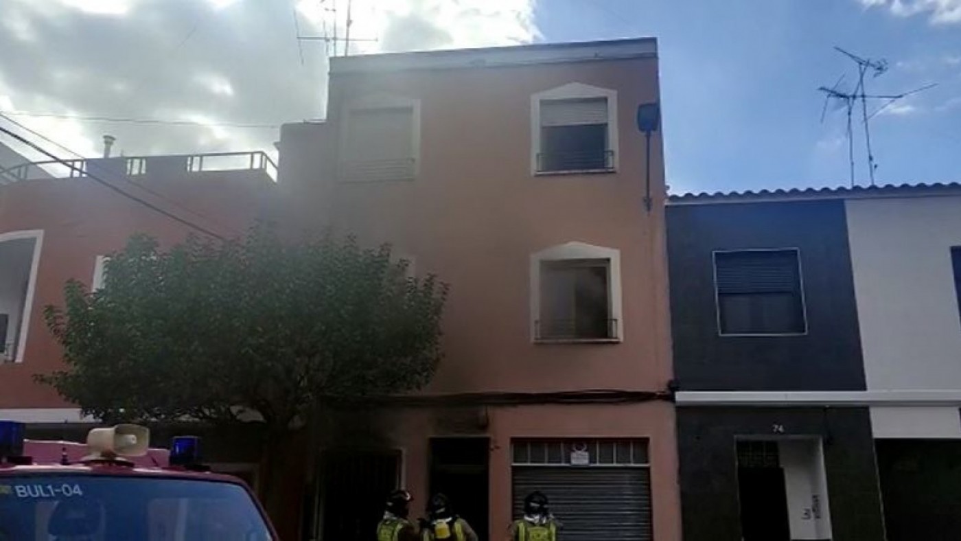 Los bomberos extinguen el incendio declarado en una vivienda en Yecla, sin heridos