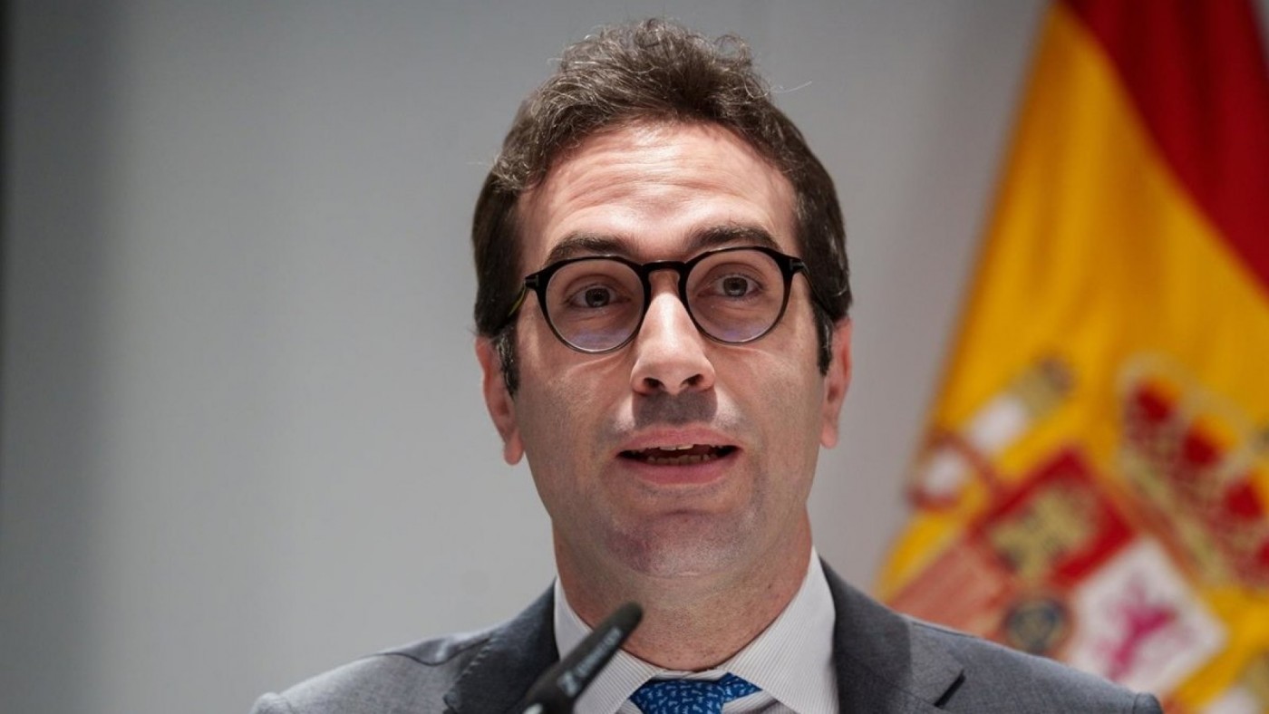 El Gobierno endurece la opa del BBVA sobre el Sabadell y prohíbe la fusión durante tres años