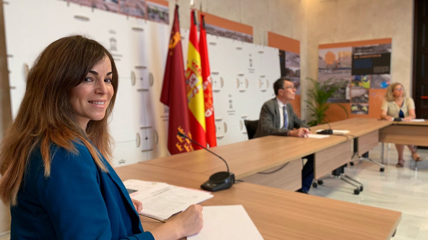 Rebeca Pérez, en primer plano, durante la junta de gobierno