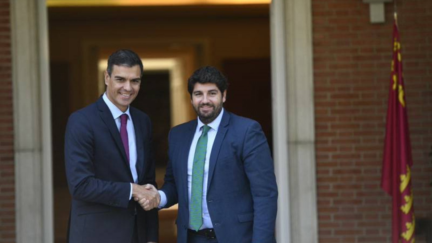 Saludo entre Sánchez y López Miras antes de la reunión en Moncloa