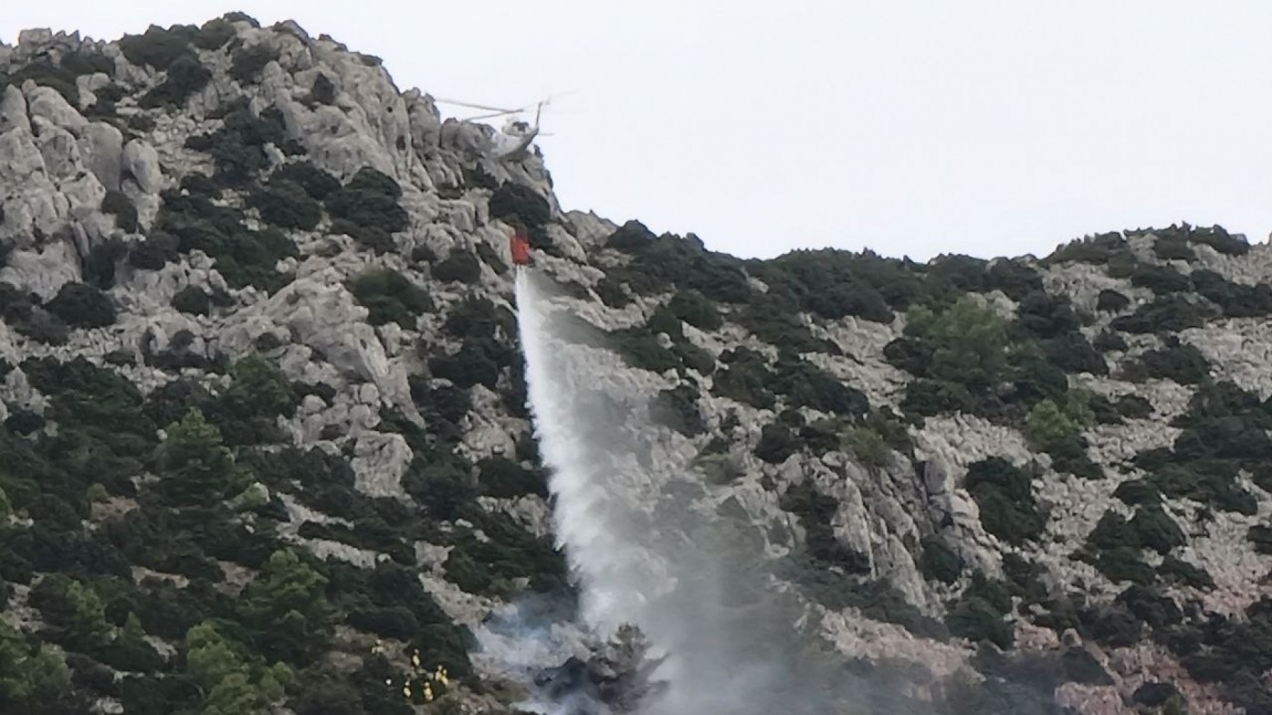 Medios áereos extinguieron el fuego en la Sierra del Gigante (Lorca). Foto: D.G.MEDIO NATURAL