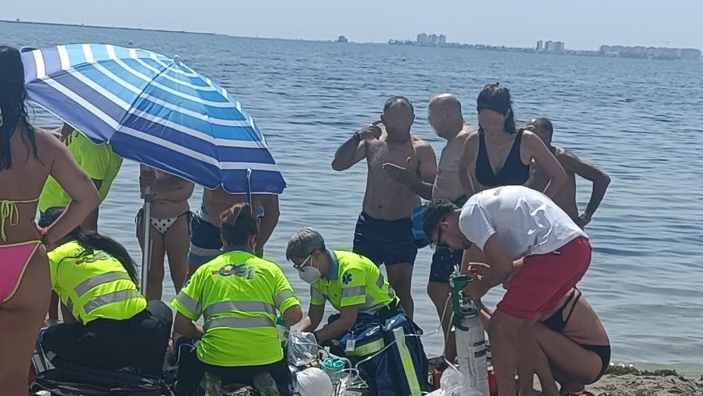 Rescatado y estabilizado un bañista de 83 años tras sufrir una parada cardiorrespiratoria en Santiago de la Ribera