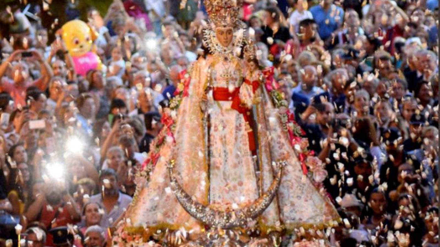 La Virgen de la Fuensanta bajo un manto de pétalos de rosas