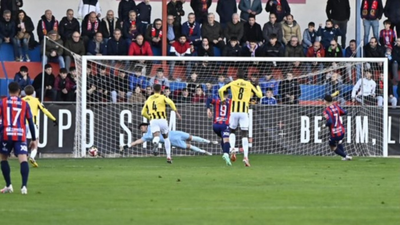El Yeclano asalta el liderato (1-0)