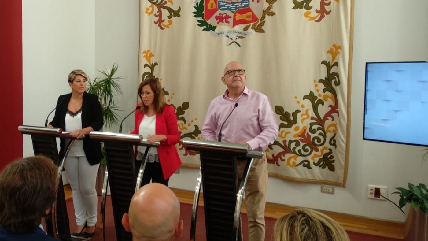 Ana Belén Castejón, Noelia Arroyo y Manuel Padín en el Palacio Consistorial. ORM