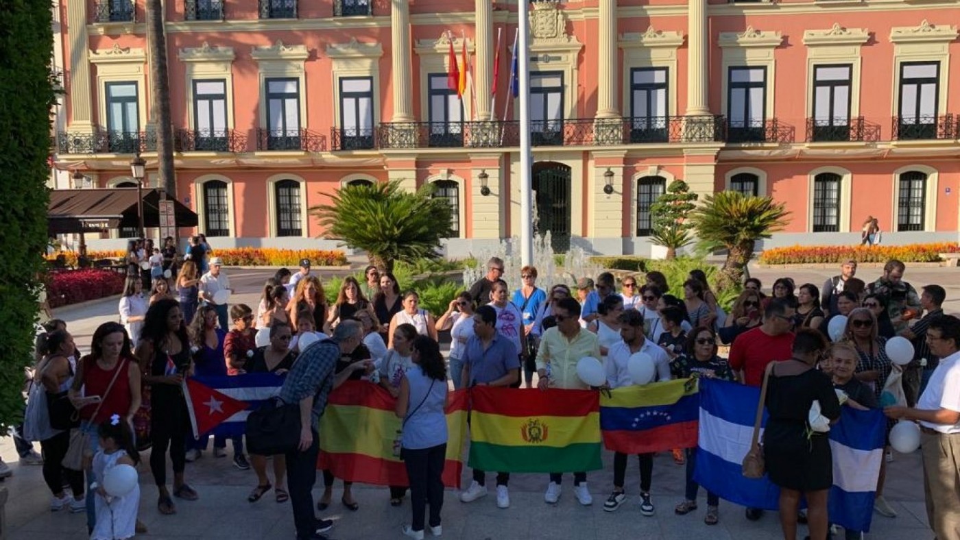 La comunidad latina rinde homenaje a las víctimas del incendio de Las Atalayas