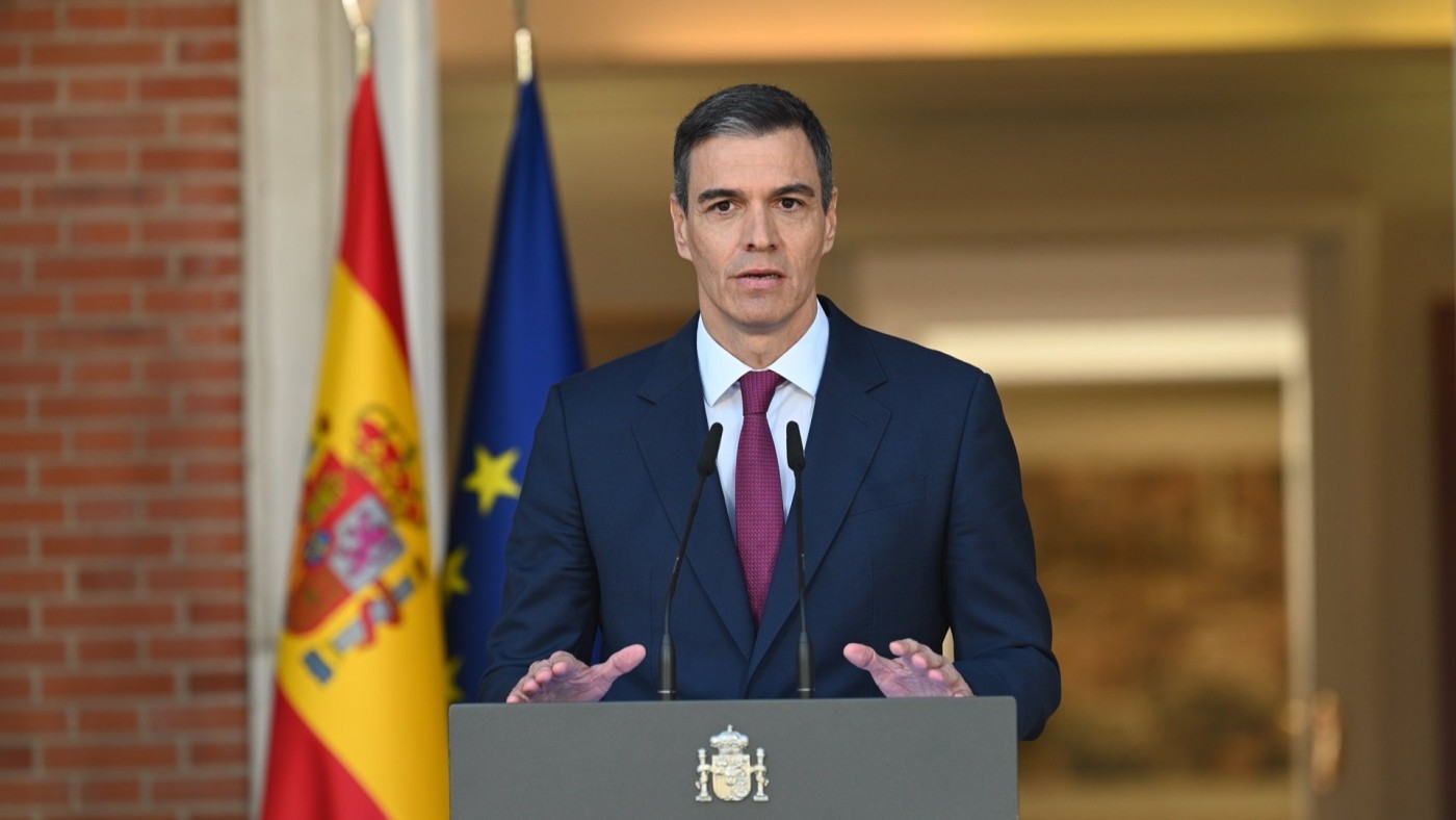 Sánchez anuncia que continúa al frente del Gobierno y pide a la "mayoría social" que se "movilice"