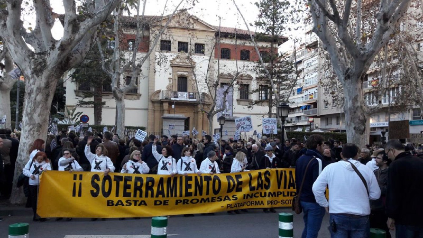 Miles de personas exigen el soterramiento de las vías del AVE frente a la Delegación del Gobierno
