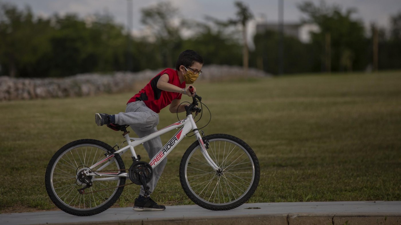 Un niño en bicicleta por la calle