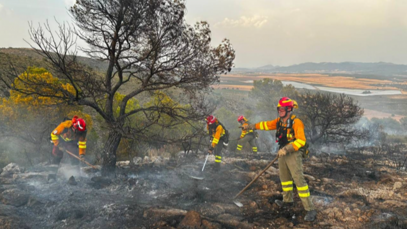 Medios aéreos y terrestres se movilizan para sofocar un incendio forestal en Caravaca