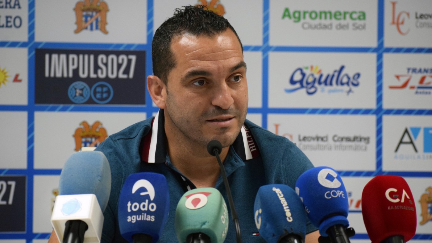 Adrián: "Monto un circo y me crecen los enanos"