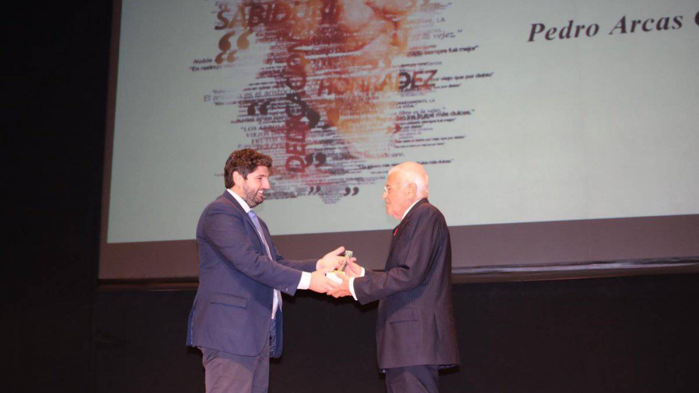 Arcas recibe el premio de la mano de López Miras.