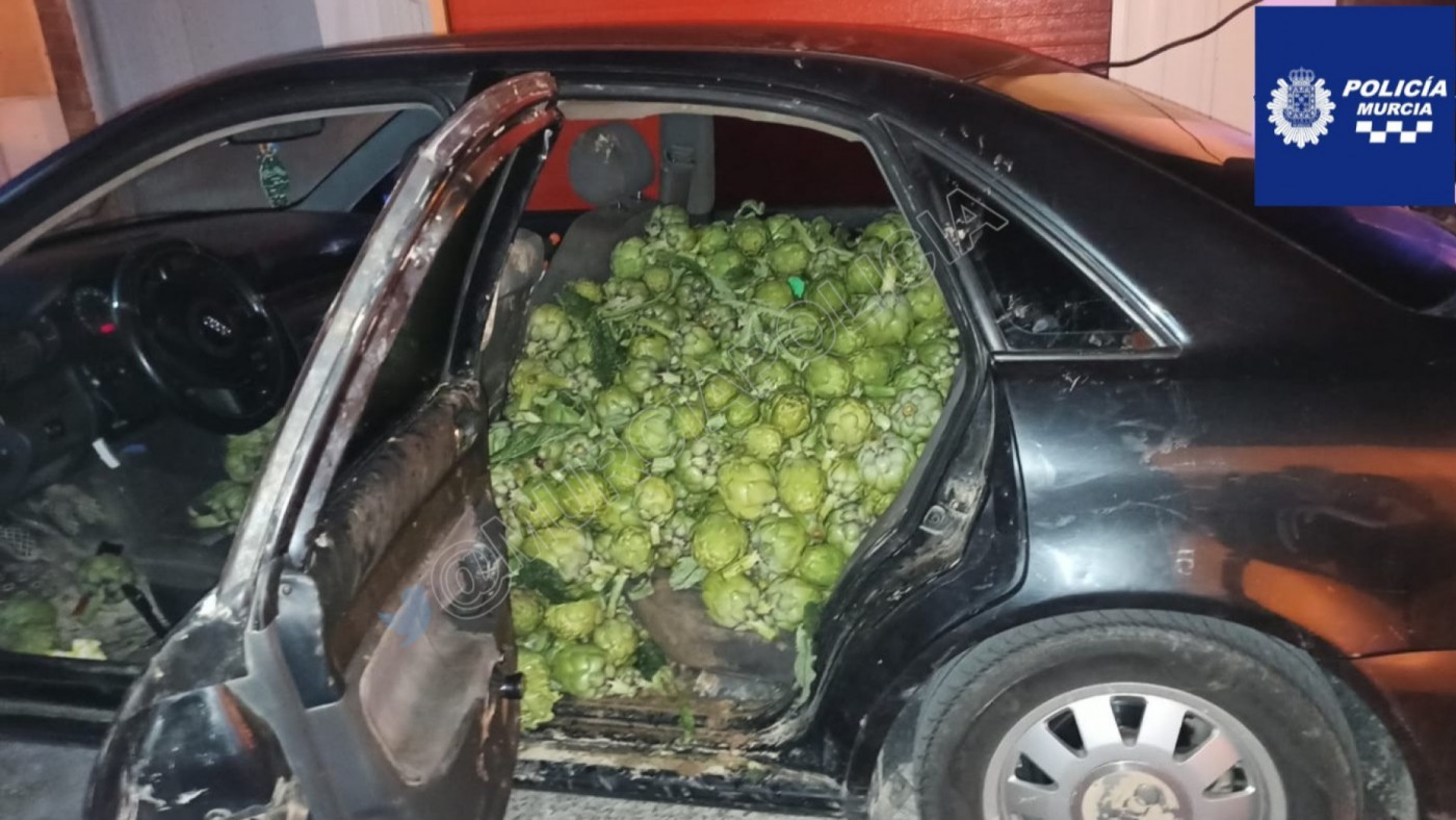 Huye de la policía y abandona su vehículo con más de 300 kilos de alcachofas